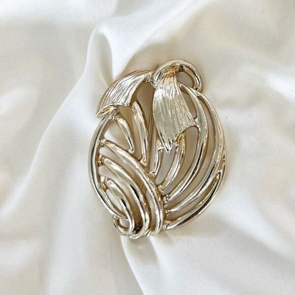 vintage Jewelry - Vintage Gold Tone Brooch Open Metal Work Design